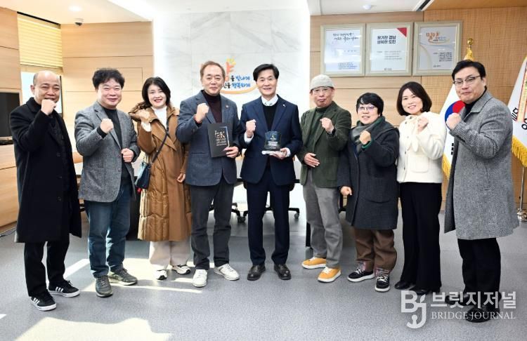 16일 밀양시장실에서 열린 밀양시, (사)한국연극협회, (사)한국연극협회 경상남도지회의 대한민국 청소년연극제 밀양 개최와 공연예술 활성화를 위한 업무협약식 기념 촬영