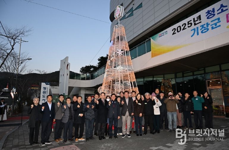 기장군이 정관도서관 앞에서 성탄트리 점등식을 열고 있다.