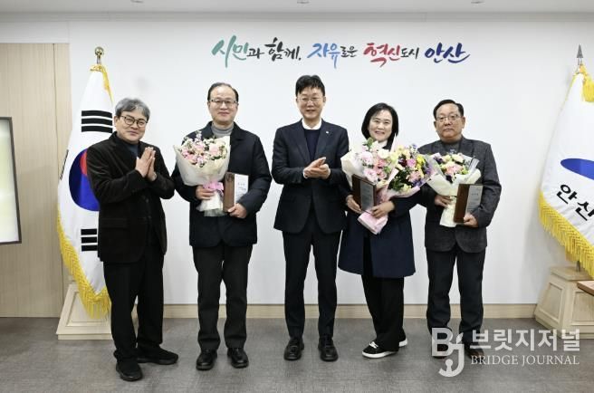 이민근 안산시장(가운데)이 16일 안산시청에서 사회복지시설 퇴직자들을 대상으로 감사패를 수여하고 함께 기념촬영을 하고 있다.