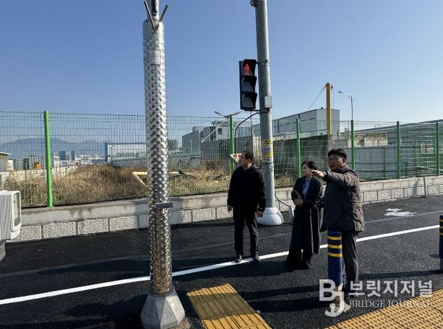 계자들이 해룡·율촌산단 보행로 정비 완료 현장을 둘러 보고 있다.
