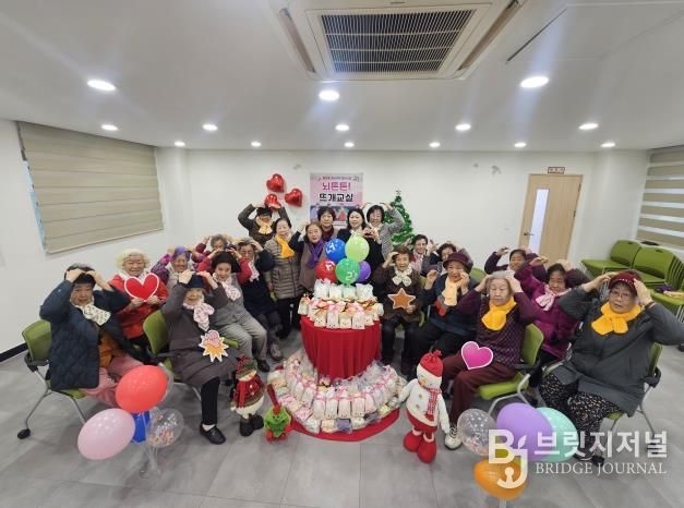 오산시 중앙동, ‘뇌튼튼 뜨개교실’ 어르신들 손뜨개 목도리 120여 개 기탁