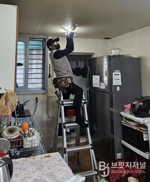 수원시 팔달구 화서1동 지역사회보장협의체, (주)전기쟁이 재능기부로 LED형광등 교체 지원해