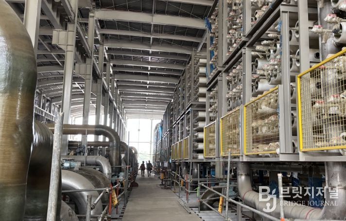 역삼투 막여과 시설(물 분자만 통과할 수 있는 분리막(RO막)을 이용하여 삼투압 이상의 압력을 가해서 담수를 생산하는 핵심 시설)