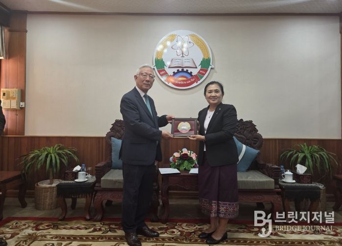충남교육청, 라오스 정부 훈장 받다...20년 교육정보화 동행의 성과