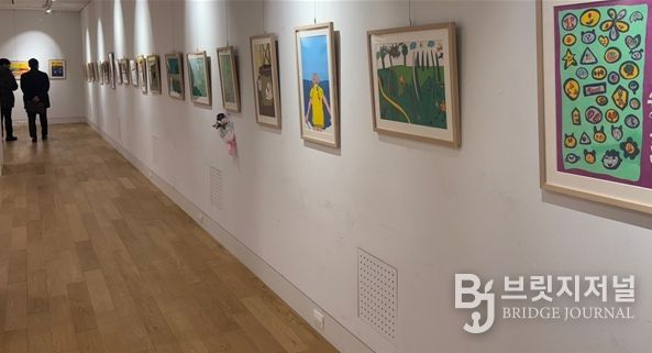 인천장애인종합복지관과 혜원의료재단 세종병원이 함께 준비한 전시회 ‘세종 온(溫) 세상을 그리다: 함께 나누는 희망’이 열린 지난 9일 관람객이 작품을 감상하고 있다.