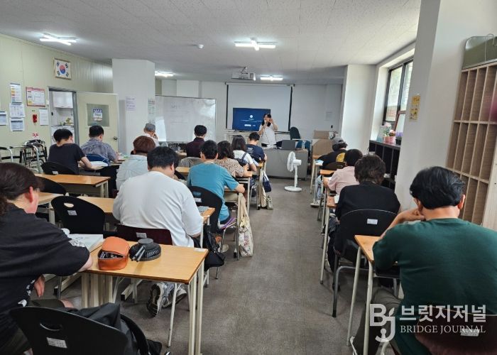 지난 여름, 발달장애인 요양보호사 보조사업 참여자들이 요양보호사 자격증 취득 과정에 도전하여 교육받고 있는 모습