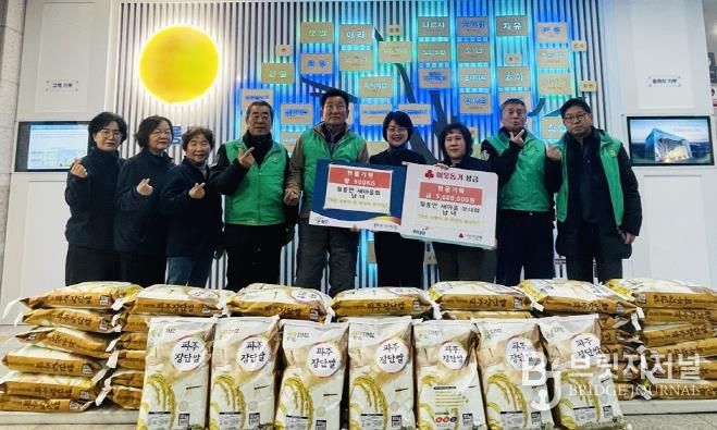 파주시 월롱면 새마을회·새마을부녀회, 취약계층 위해 쌀 500kg과 성금 500만 원 기탁