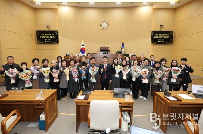 예천군의회, 2025년도 의정발전 유공자 시상식 개최