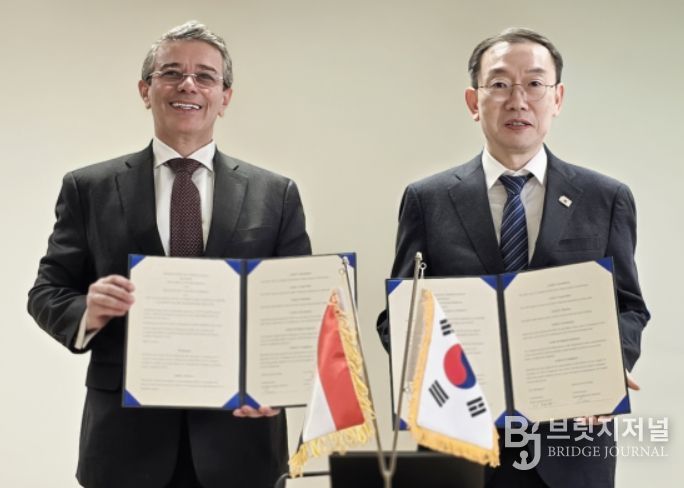 이명구 관세청장(오른쪽)이 아흐메드 아마위 로빈 이집트 관세청장과 18일(현지 시각) 양해각서(MOU)를 체결한 뒤 기념 촬영하고 있다.