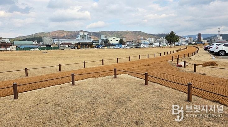 경주시 성동동 전랑지 전경. 통일신라 북궁 터로 추정되는 이 일대는 경역정비사업을 통해 탐방로와 울타리 설치 등 환경 정비가 단계적으로 추진되고 있다.