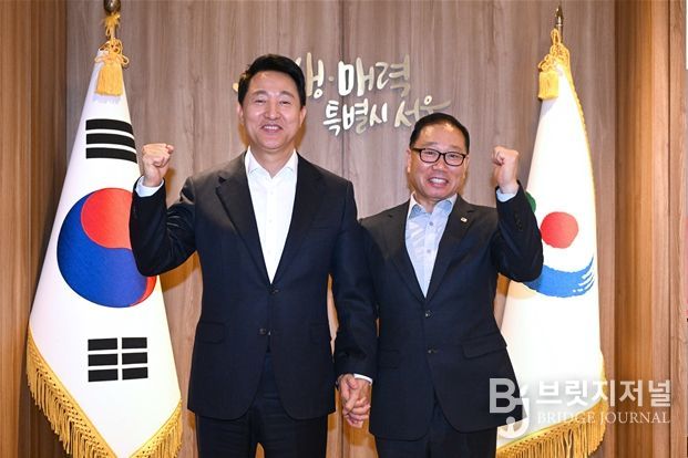 오세훈 서울시장이 19일(금) 김용승 마을버스조합 이사장(오른쪽)을 만나 기념촬영을 하고 있다.