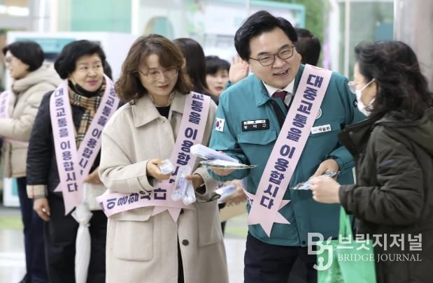 박일하 동작구청장이 지난 11월 ‘서울교통 Re-디자인’ 캠페인에서 시민들에게 대중교통 이용을 독려하는 홍보물을 나눠주고 있다.