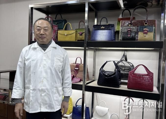 정윤호 ㈜휘권양행 대표와 직접 제작한 수제화 작품