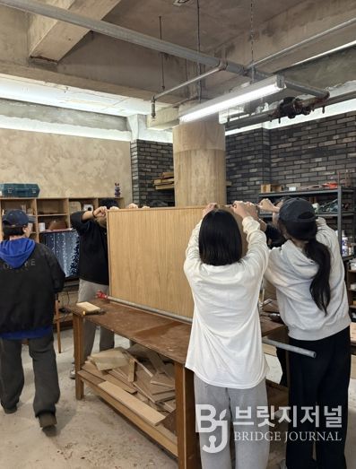 대구 수성구 학교밖청소년지원센터(꿈드림) 소속 사회문화동아리 청소년들은 지난 9일 수성구자원봉사센터와 함께 황금종합사회복지관에 기부할 서랍장을 제작하며 연말을 맞아 따뜻한 나눔을 실천했다.