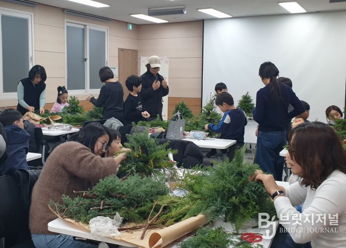 ‘12월 가족과 함께하는 문화체험’ 프로그램(크리스마스 생화 트리 만들기)