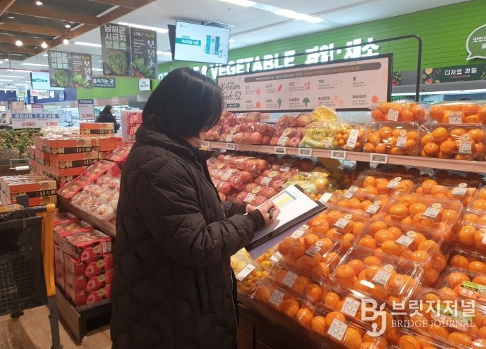 물가관리 조사원이 관내 대형마트에서 물가동향을 조사하고 있다.