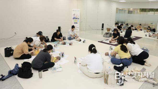 과천시 보건소에서 운영하는 오감발달 교실에 참여한 시민들 모습