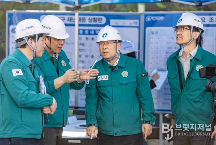 김경호 광진구청장이 통합지원본부에서 현장 훈련 상황을 전달받고 있다