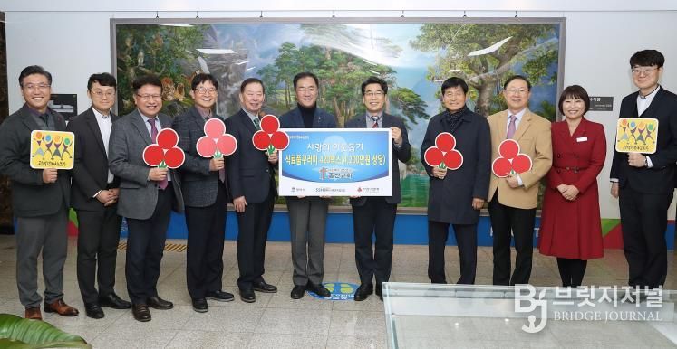 왼쪽부터 평택행복나눔본부 황성식 나눔국장, 동산교회 서평강 목사, 노승구 장로, 이종남 장로, 김흥로 장로, 평택시 정장선 시장, 동산교회 차성수 담임목사, 유상희 장로, 정건채 장로, 아동복지과 이혜정 과장, 동산교회 김은석 목사