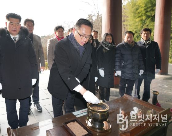 아산시의회 홍성표 의장을 비롯해 의원들과 직원들이 현충사를 찾아 참배했다