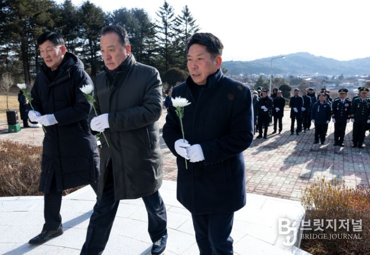 충혼탑 참배 사진