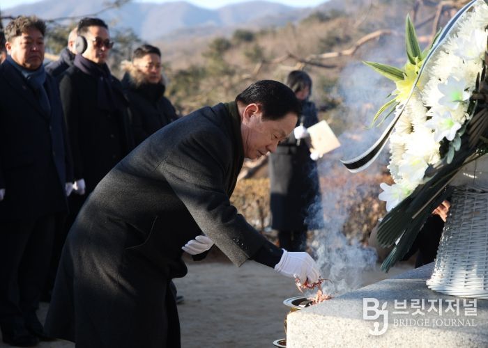 참배를 진행하는 주광덕 시장