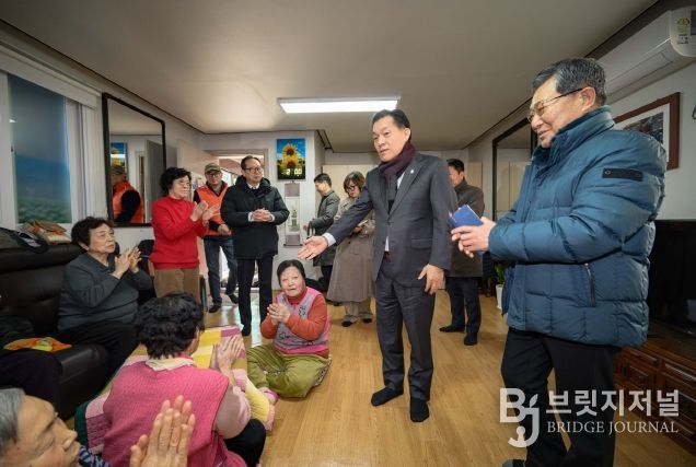 이재준 수원시장이 새터경로당에서 어르신들과 이야기를 나누고 있다.