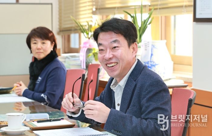 최혁준 경주부시장이 3일 청사에서 국별 현안사업 업무보고를 받으며 시정 전반을 점검하고 있다.