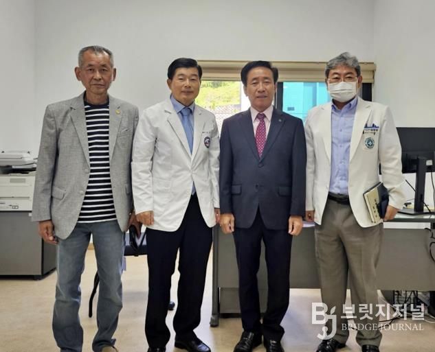 왼쪽부터 유금식 단양군배구협회장, 정재훈 병원장, 김문근 단양군수, 최병용 단양군보건의료원장