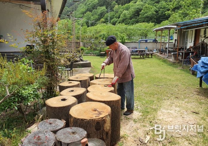 전라남도 무형유산에 지정된 오경식 악기장.