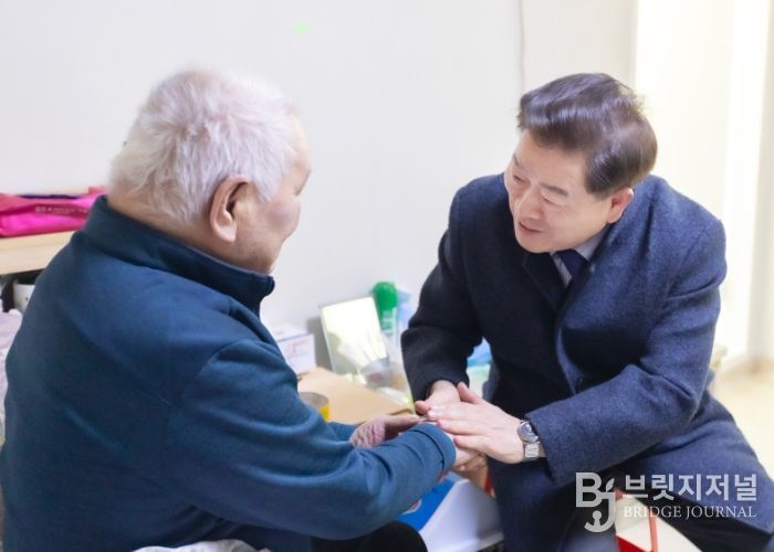 박승원 광명시장(사진 오른쪽)이 비닐하우스에서 거주하다 광명시의 주거 지원을 통해 한국토지주택공사(LH) 전세임대주택으로 거주지를 옮긴 주거취약 가정을 방문해 안부를 묻고 있다.