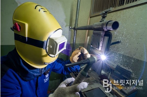 서울시 기술교육원에서 훈련생이 특수용접 실습을 진행하고 있다.