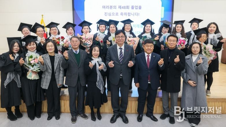 박창호 의원(앞줄 우측 세 번째)과 인천여고부설방송통신고등학교 졸업생들이 함께 단체 사진 촬영을 하고 있다.