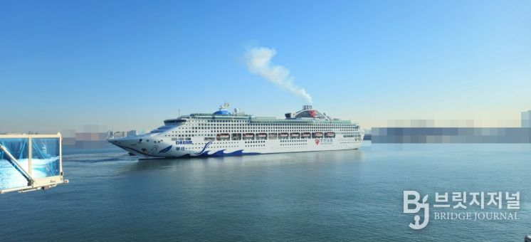 인천항 크루즈 터미널에 “천진동방국제크루즈(Tianjin Orient International Cruises)사의 ‘드림(Dream)’호가 입항하고 있다