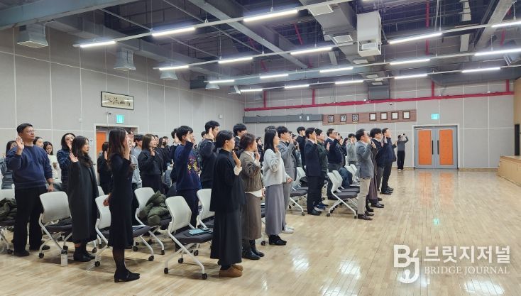 인권경영 실천을 다짐하며 선서하는 인천관광공사 전 전 직원 모습