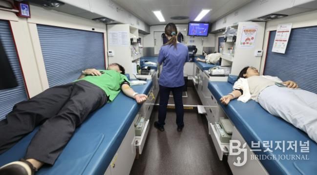 과천시민들이 헌헐 활동에 참여하고 있다