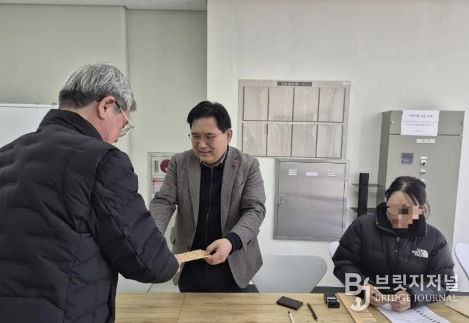 노인 목욕·이미용권 현장 배부 모습