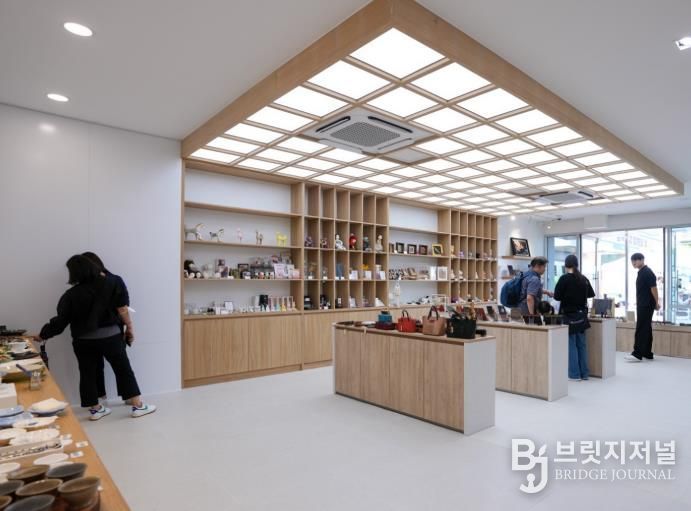 지난해 9월 개관한 공예전시관 ‘강북 에이앤씨(ANC, Art aNd Crafts)’ 내부 전경