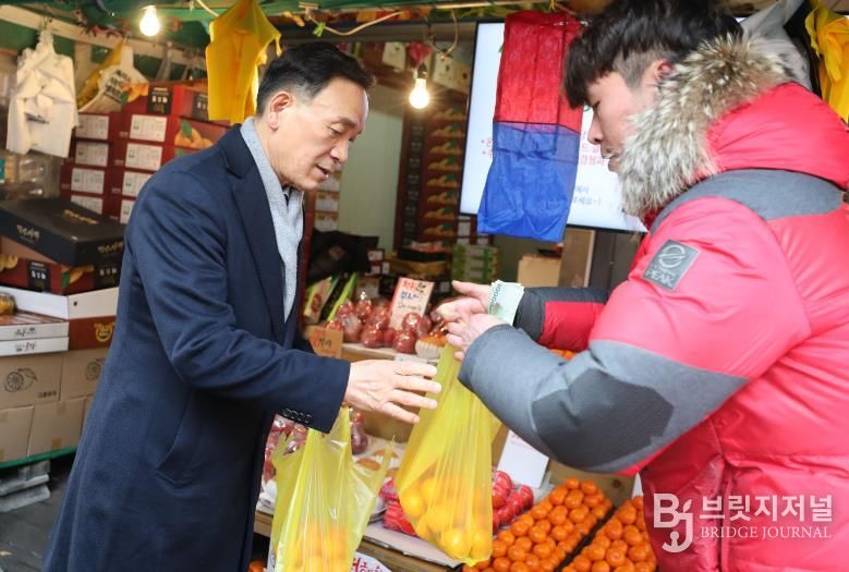 개포시장에서 장을 보는 조성명 강남구청장