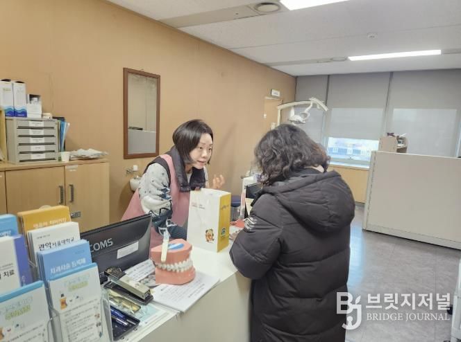 관악구 보건소에서 불소용액을 배부하고 있는 모습