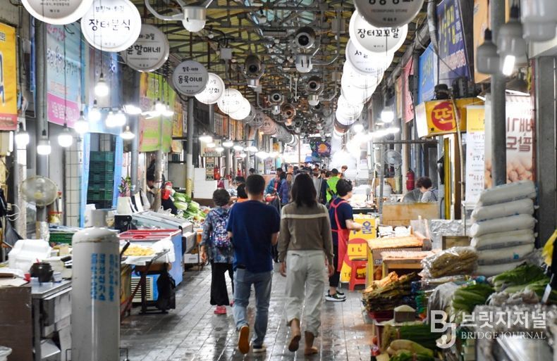 영주시, 전통시장·상점가 활성화로 상권 회복 나선다(영주시 골목시장 모습)