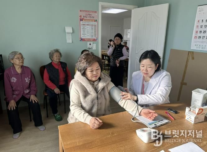 건강씽씽 경로당 혈압측정 사진