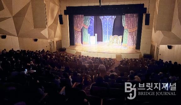 강진아트홀 2026년 첫 번째 공연을 관람하러온 관객이 대공연장을 가득 메우고 있다.