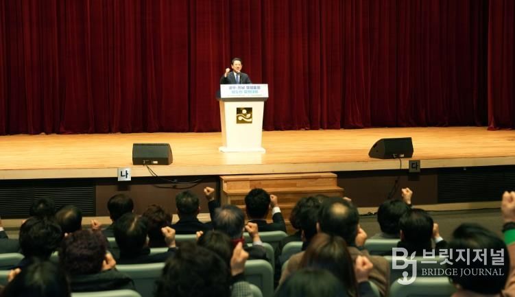 김영록 전라남도지사가 13일 도청 김대중강당에서 열린 ‘광주·전남 행정통합 사회단체 범도민 결의대회’에서 인사말을 하고 있다.