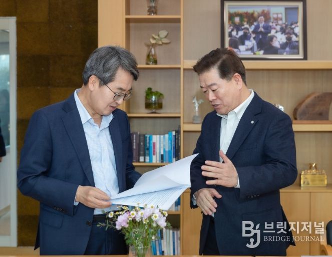 박승원 광명시장(사진 오른쪽)이 13일 오후 광명시청 시장실에서 ‘경기 민생경제 현장투어(달달버스)’ 일정으로 광명시를 방문한 김동연 경기도지사(사진 왼쪽)에게 광명시 주요 현안에 대해 설명하며 경기도의 지원을 요청하고 있다.