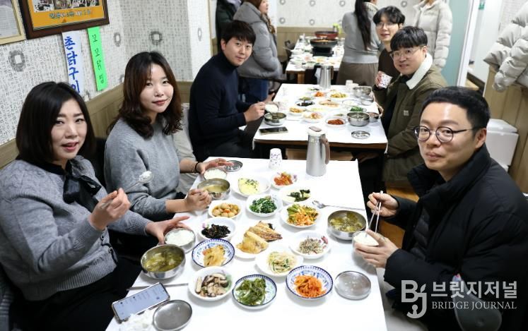관광객 들이 강진 관내 식당을 이용하고 있다.