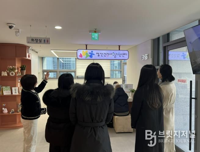 지난 14일 부천시 보건소 관계자들이 철산건강생활지원센터를 방문해 광명시의 주민 중심 건강증진사업 운영 사례를 벤치마킹하고 있다.