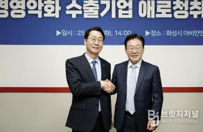 정명근 화성특례시장과 이재명 당시 더불어민주당 당대표가 악수를 하고 있다