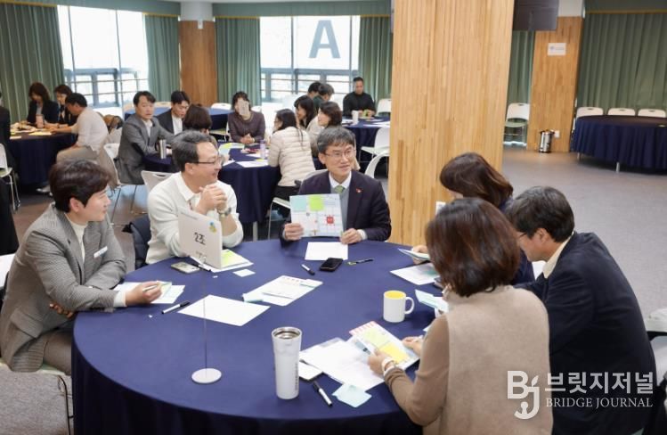 천창수 교육감과 연수참가자들이 15일 울산교육연구원 박상진홀에서 회의 진행 실습에 참여하고 있다