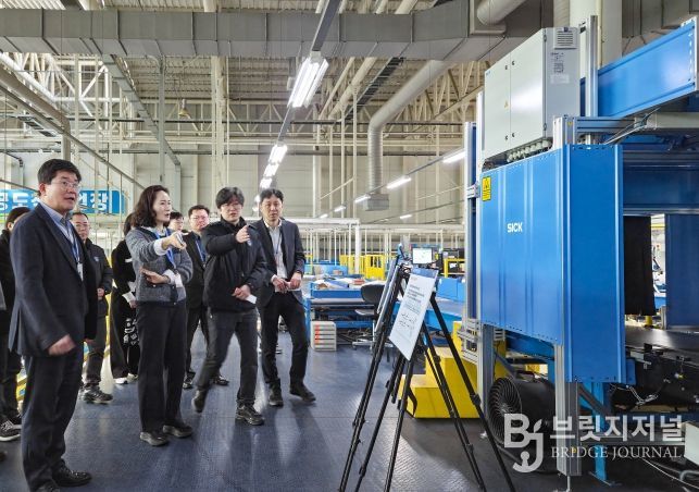 이진희 관세청 통관국장(왼쪽에서 두번째)이 15일 인천공항 국제우편물류센터를 방문하여 국제우편 통관 현황을 점검하고 있다.